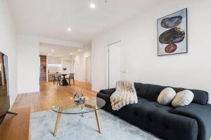 Stylish and Modern 2BR w King Bed, Study and Car Park