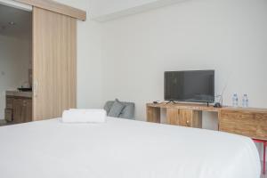 Nice and Homey Studio at Bintaro Embarcadero Apartment By Travelio