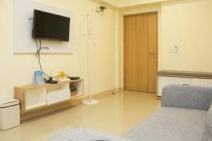 Cozy Living and Tidy 1BR Meikarta Apartment By Travelio