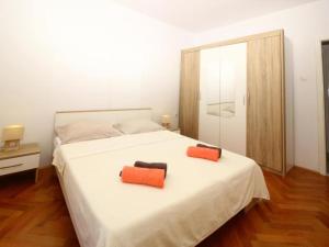 Apartment Dubreta with balcony