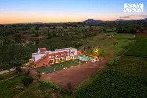 StayVista at Cadenza Villa - Free Breakfast, Private Pool & Lawn - Kunigal