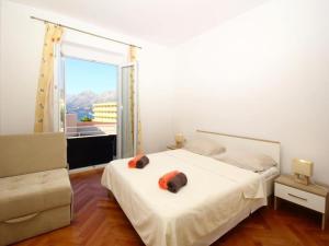 Apartment Dubreta with balcony