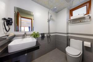 Phòng Deluxe Giường Đôi Có Ban Công (Deluxe Double Room with Balcony)