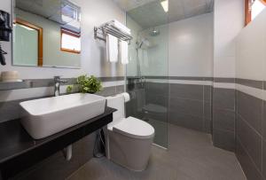 Phòng có giường cỡ King nhìn ra cảnh núi non (King Room with Mountain View)