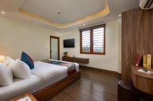 Phòng có giường cỡ King nhìn ra cảnh núi non (King Room with Mountain View)
