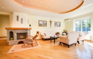 3 Bedroom Nice Home In Vurnovec 