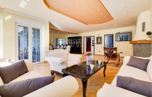 3 Bedroom Nice Home In Vurnovec 
