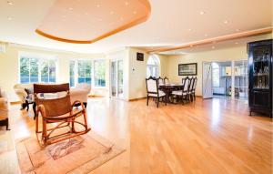 3 Bedroom Nice Home In Vurnovec 
