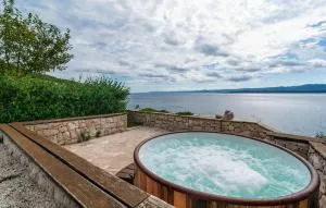 Awesome Home In Nerezisca With Wifi - 穆尔维察