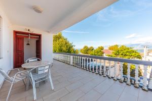 Authentic Lake View Apartment