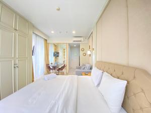 Modern Studio Room with Jacuzzi at Art Deco Apartment By Travelio