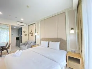 Modern Studio Room with Jacuzzi at Art Deco Apartment By Travelio - Cikareumbi 2