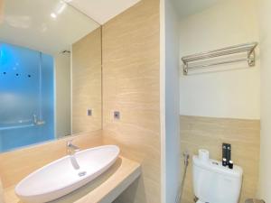 Modern Studio Room with Jacuzzi at Art Deco Apartment By Travelio