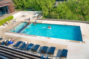 9 Elizabeth Place - Beautiful self catering 1 bedroom Apartment Unit next to Kyalami Racetrack with WIFI - Swimming Pool Gym and Restaurant - Perfect for a couple in Midrand Waterfall