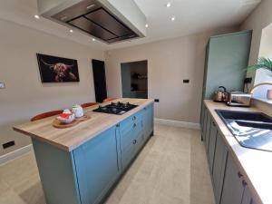 Stylish and Modern 7 Bedroom house near Brecon Beacons