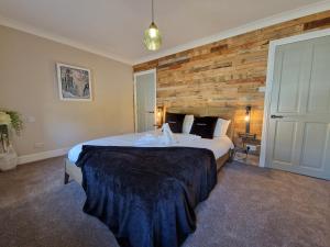 Stylish and Modern 7 Bedroom house near Brecon Beacons