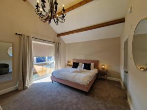 Stylish and Modern 7 Bedroom house near Brecon Beacons