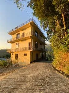 Sarjeevan Guest House - Chari