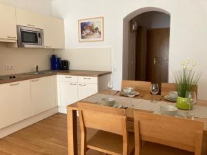 Two-Bedroom Apartment with Balcony and Lake View room in Hotel Kolbitsch