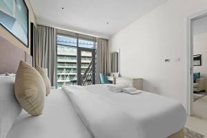 Chic Living 1 BHK with Beach Access