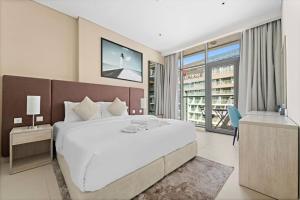 Chic Living 1 BHK with Beach Access