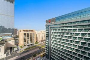 Chic Living 1 BHK with Beach Access