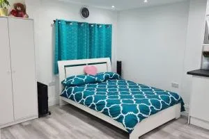 Luxury studio with parking whole unit to yourself - Pinner