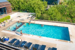 8 Elizabeth place - Beautiful self catering 1 Bedroom Apartment next to Kyalami Racetrack in Midrand with Free Wifi Local swimming pool Gym and Restaurant - perfect for a couple