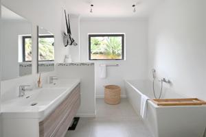 Luxurious Camps Bay Escape Pool, Garden & Spectacular Views