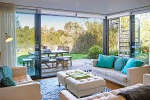 Heron's Hide - Lake-side holiday house with free spa access - Oaksey