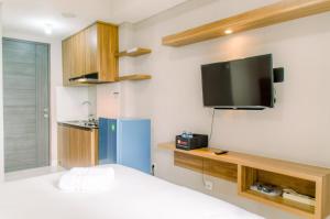 Comfy Studio at Amazana Serpong Apartment By Travelio