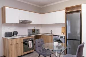 4 Elizabeth Place - Beautiful 1 bedroom unit next to Kyalami Racetrack with free WiFi swimming pool gym and restaurant - Perfect for a Couple in Midrand Waterfall