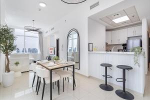Sophisticated 1-Bedroom With Skyscrapers View at Botanica Tower