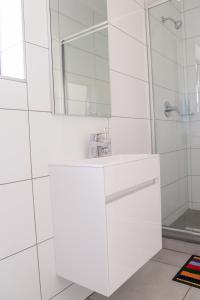 4 Elizabeth Place - Beautiful 1 bedroom unit next to Kyalami Racetrack with free WiFi swimming pool gym and restaurant - Perfect for a Couple in Midrand Waterfall