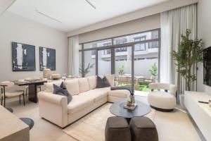 Free housekeeping visits during your stay - StayShort - Classy 4-Bedroom Villa With Spacious Balcony in Nad Al Sheba