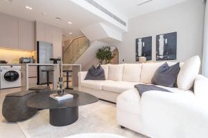 Free housekeeping visits during your stay - StayShort - Classy 4-Bedroom Villa With Spacious Balcony in Nad Al Sheba