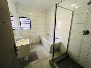 10 Elizabeth Place - Beautiful self catering 2 bedroom unit next to Kyalami Racetrack with free WiFi swimming pool gym and restaurant - Perfect for a small family in Midrand Waterfall