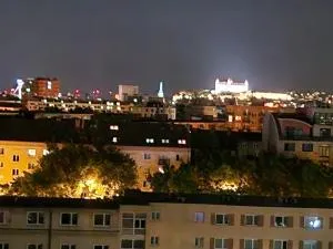 2 izbový byt s výhľadom na Bratislavský hrad - Nivy