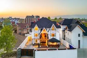 StayVista at Gauhar with Projector Set-up, Steam Room & Indoor Jacuzzi - Baghwānpur