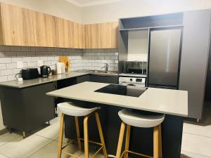 11 Elizabeth Place - Beautiful and spacious self catering 2 bedroom unit next to Kyalami Racetrack with free WiFi swimming pool gym and restaurant Perfect for a small family in Midrand Waterfall