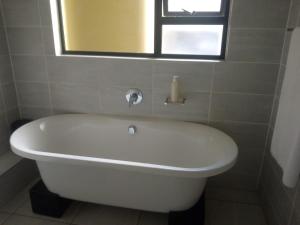 19 Elizabeth Place - Beautiful and spacious self catering 3 bedroom unit with quick access to Kyalami Racetrack with free WiFi - Perfect for a big family in Midrand