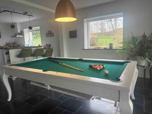 Ruime boerderij met haard, pooltafel en veranda