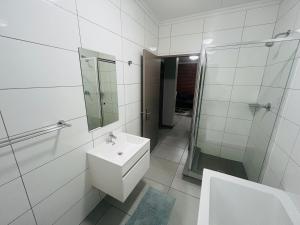 18A Elizabeth Place - Beautiful and spacious self catering 3 bedroom unit next to Kyalami Racetrack with free WiFi - swimming pool gym and restaurant - Perfect for a big family in Midrand Waterfall