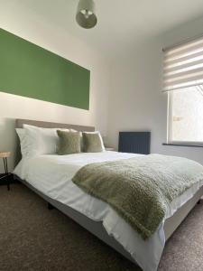Modern 3 Bed House with Parking