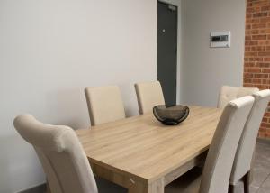 20 Elizabeth Place - Beautiful and spacious self catering 3 bedroom unit next to Kyalami Racetrack with free WiFi - swimming pool, gym and restaurant - Perfect for a big family in Midrand Waterfall