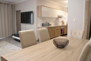 20 Elizabeth Place - Beautiful and spacious self catering 3 bedroom unit next to Kyalami Racetrack with free WiFi - swimming pool, gym and restaurant - Perfect for a big family in Midrand Waterfall