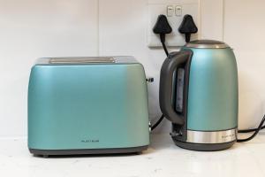 20 Elizabeth Place - Beautiful and spacious self catering 3 bedroom unit next to Kyalami Racetrack with free WiFi - swimming pool, gym and restaurant - Perfect for a big family in Midrand Waterfall