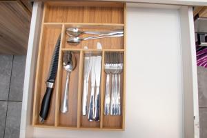 20 Elizabeth Place - Beautiful and spacious self catering 3 bedroom unit next to Kyalami Racetrack with free WiFi - swimming pool, gym and restaurant - Perfect for a big family in Midrand Waterfall