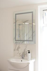 Bespoke 1 Bedroom Barn by Stansted Airport & Holiday Parking