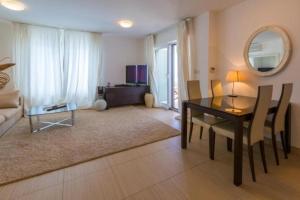 Tolle Wohnung in Crikvenica mit Möbliertem Balkon und Meerblick 